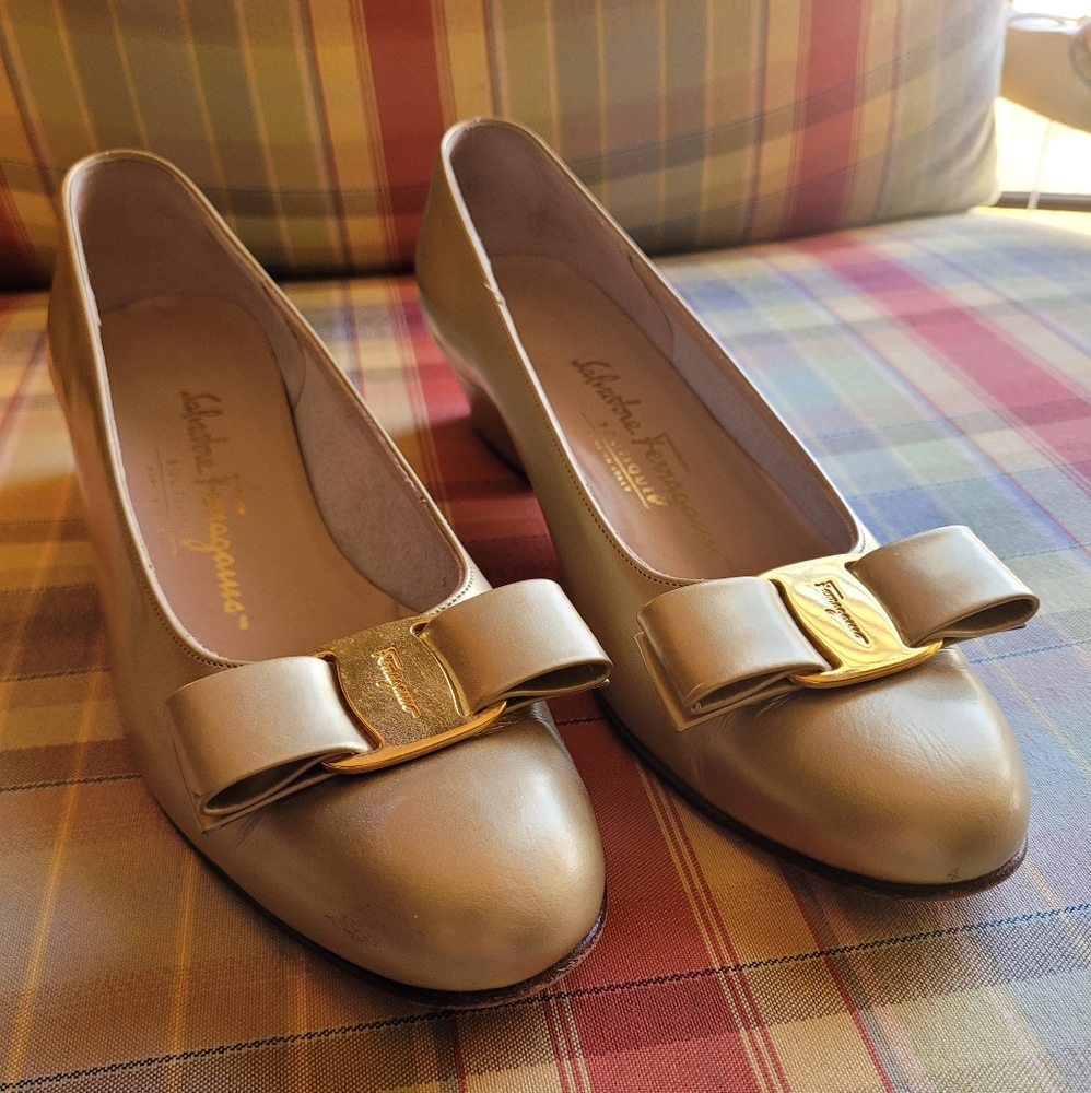 Salvatore Ferragamo Women's Vara Bow Leather Shoes Pumps Gold Size 6 B Taupe